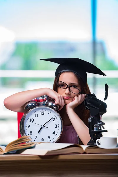 Menina se preparando para exames com relógio grande — Fotografia de Stock