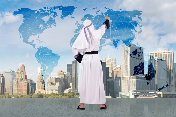 Arabische zakenman in global bedrijfsconcept — Stockfoto