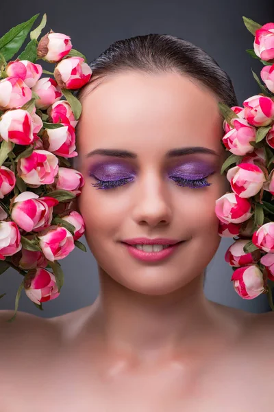 Jovem com flores no conceito de beleza — Fotografia de Stock