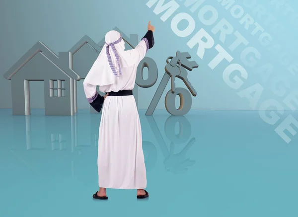 Арабский человек в ипотечной концепции — стоковое фото