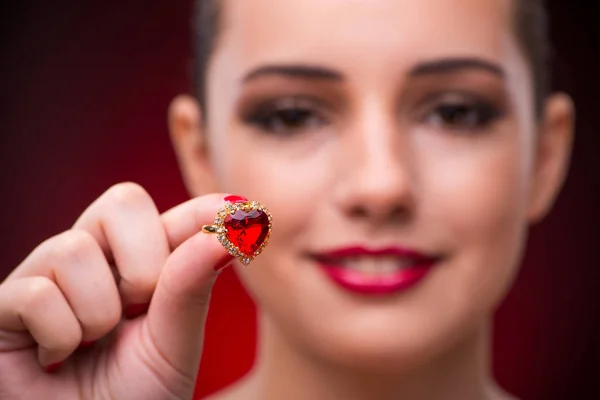 Femme avec belle bague dans le concept de beauté — Photo