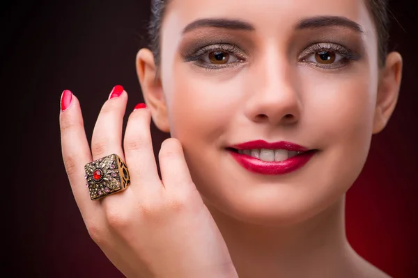 Mulher com anel agradável no conceito de beleza — Fotografia de Stock