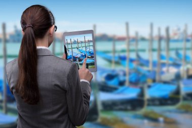 Sanal gerçeklik seyahat kavramı ile kadın ve tablet