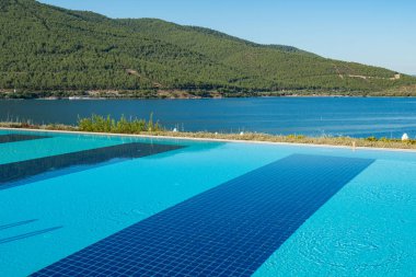 Aydınlık bir yaz gününde açık havada güzel bir yüzme havuzu.