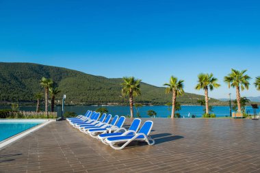 Aydınlık bir yaz gününde açık havada güzel bir yüzme havuzu.