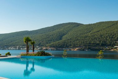 Aydınlık bir yaz gününde açık havada güzel bir yüzme havuzu.