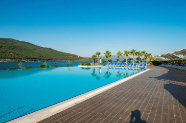 Aydınlık bir yaz gününde açık havada güzel bir yüzme havuzu.