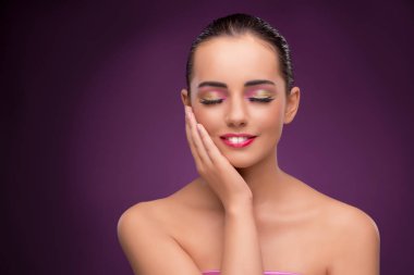 Güzel kadın kavramı makyaj