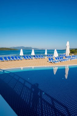 Aydınlık bir yaz gününde açık havada güzel bir yüzme havuzu.