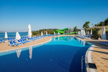 Aydınlık bir yaz gününde açık havada güzel bir yüzme havuzu.