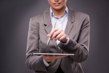 İş kadını iş konseptinde tablet bilgisayarda çalışıyor