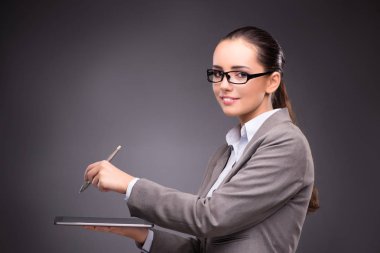 İş kadını iş konseptinde tablet bilgisayarda çalışıyor