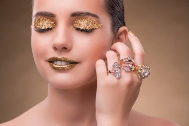 Zarif kadın mücevher moda kavramı ile
