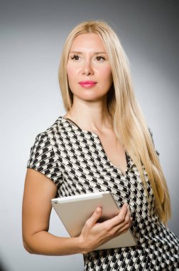 İş konseptinde tablet bilgisayarı olan kadın