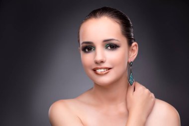 Güzel kadın göstermek uzakta onun mücevher moda kavramı