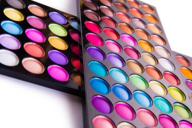 Beyaz izole makyaj için renkli gölge kümesi