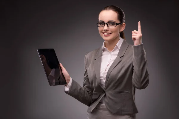 Junge Geschäftsfrau arbeitet mit Tablet-Computer — Stockfoto