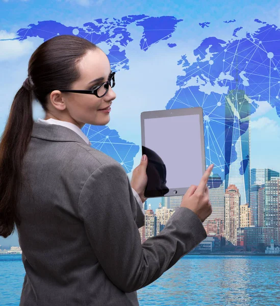 Zakenvrouw met tablet in global bedrijfsconcept — Stockfoto