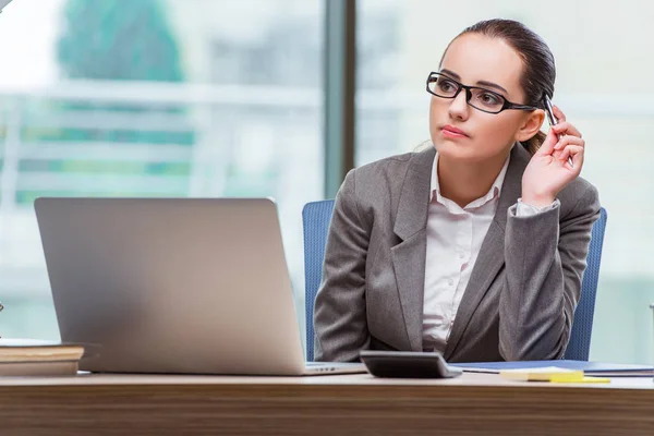Affärskvinna sitter vid sitt skrivbord i affärsidé — Stockfoto