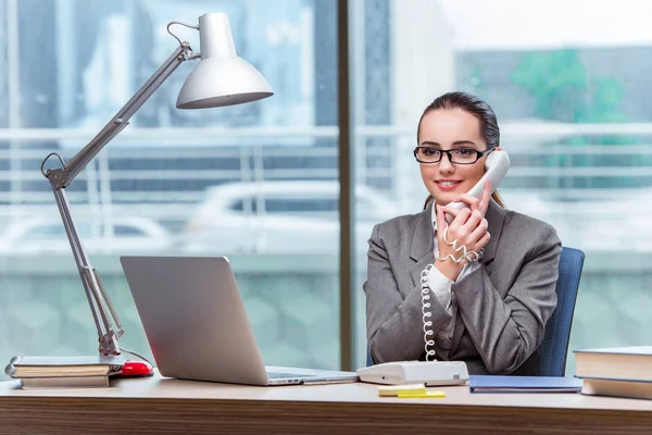 Operatore di call center nel concetto di business — Foto Stock