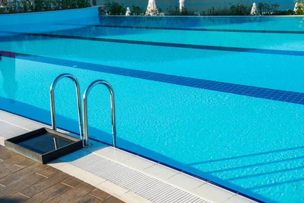 Bella piscina all'aperto nella luminosa giornata estiva — Foto Stock