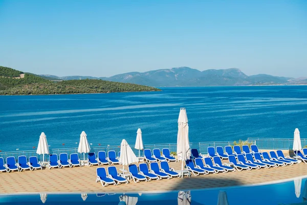 Bella piscina all'aperto nella luminosa giornata estiva — Foto Stock