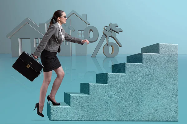 Empresária andando escadas de escalada em hipoteca — Fotografia de Stock