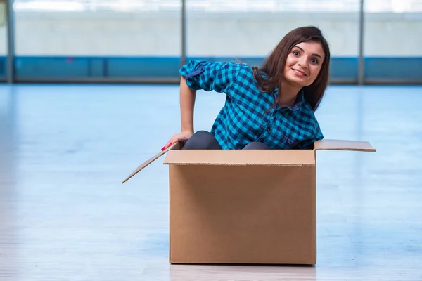 Jovem com caixa no conceito de casa em movimento — Fotografia de Stock