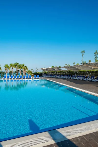 Νίκαια πισίνα σε εξωτερικούς χώρους για φωτεινή μέρα του καλοκαιριού — Φωτογραφία Αρχείου