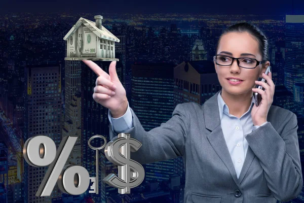 Geschäftsfrau telefoniert in Hypothekenkonzept — Stockfoto