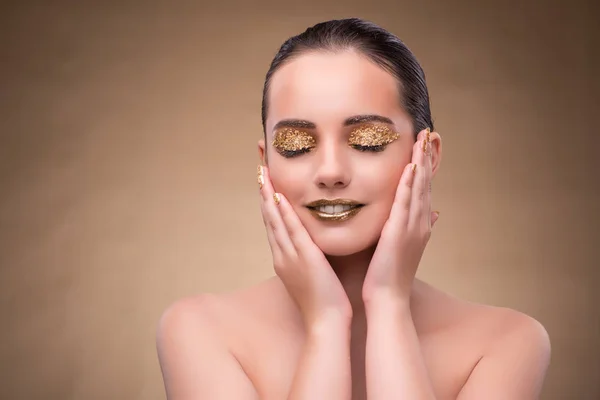 Ung kvinna med elegant makeup — Stockfoto