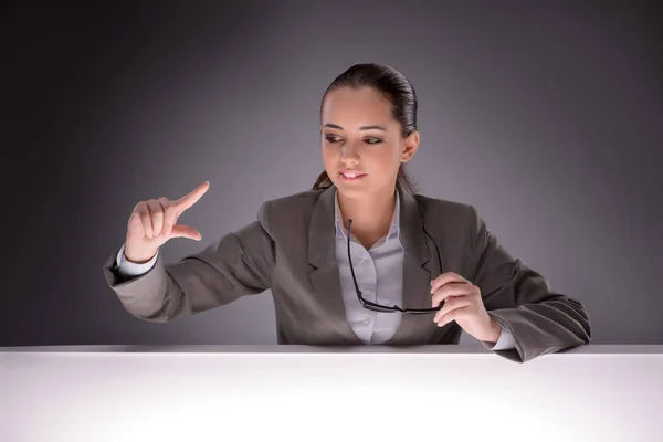 Young businesswoman working on the table — Stock Photo, Image