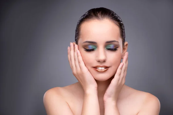 Bella donna nel concetto di make up — Foto Stock