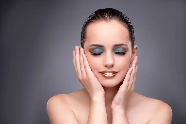 Hermosa mujer en concepto de maquillaje —  Fotos de Stock