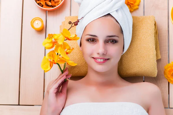 Mujer joven en concepto de salud spa —  Fotos de Stock