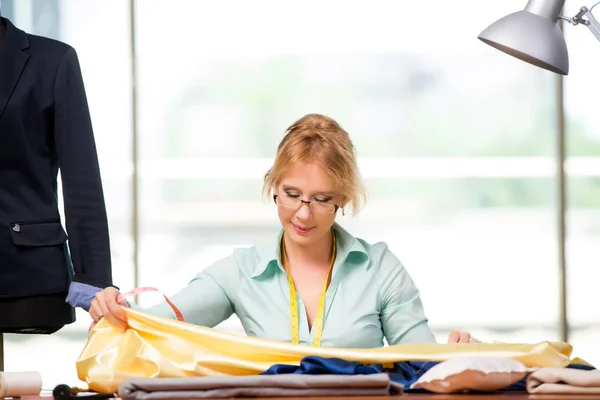 Woman tailor working on new clothing — Stock Photo, Image