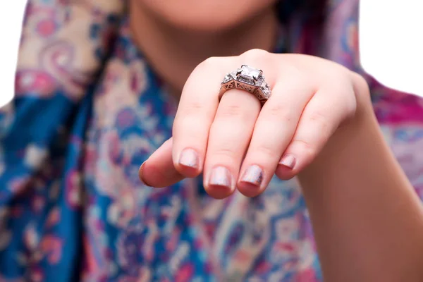 Femme montrant ses bagues de bijoux dans le concept de la mode — Photo