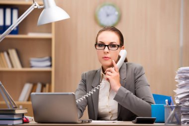 Çok fazla stres altında iş kadını ofiste çalışmak