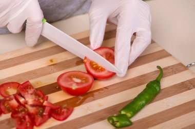 Eller aşçı salatası hazırlama
