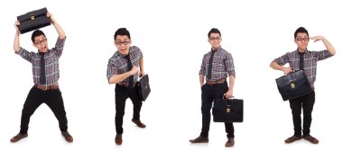 Evrak çantalı genç bir çalışan beyaza izole edilmiş.