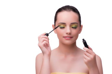 Beyaz izole makyaj oturumu sırasında genç kadın