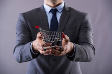 Alışveriş sepeti online alışveriş kavramı holding Buisinessman