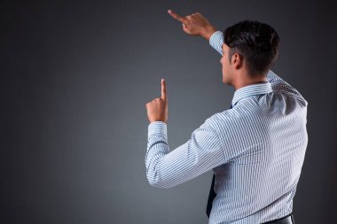 Yakışıklı işadamı acil sanal düğmeleri