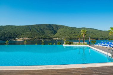 Aydınlık bir yaz gününde açık havada güzel bir yüzme havuzu.