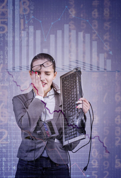 Плачущая деловая женщина, объявляющая бизнес банкротом
