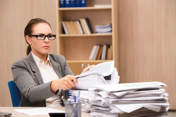 Affärskvinna under stress från för mycket arbete på kontoret — Stockfoto