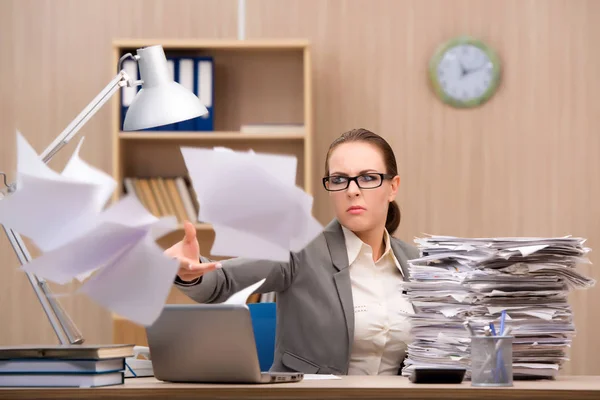 Affärskvinna under stress från för mycket arbete på kontoret — Stockfoto