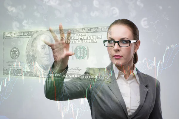 Bizneswoman z dolarów w koncepcja biznesowa — Zdjęcie stockowe