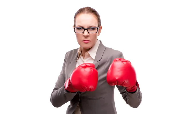 Деловая женщина в боксёрских перчатках изолирована на белом — стоковое фото