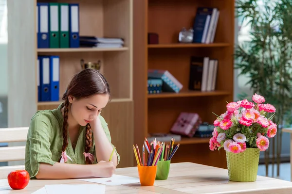 Ragazza che disegna immagini a casa — Foto Stock